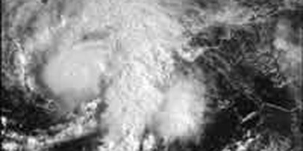 В Тихом океане господствуют два тропических шторма