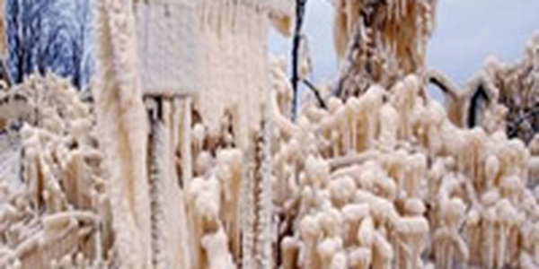 Мороз и ветер превратили водопад в зимнюю сказку