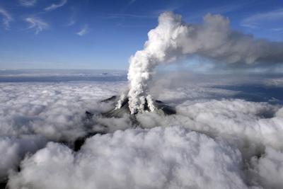 В Центральной Японии извергается вулкан Асама
