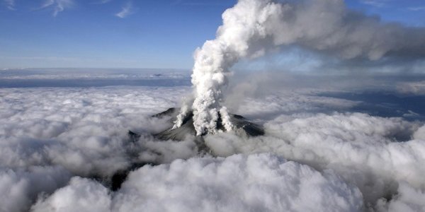 В Центральной Японии извергается вулкан Асама