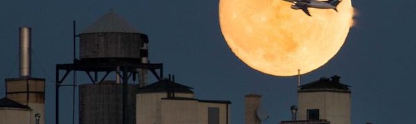 На небе взошла крупнейшая за 70 лет Суперлуна