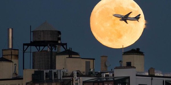 На небе взошла крупнейшая за 70 лет Суперлуна