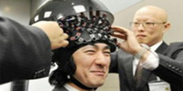 В Японии появился аппарат, позволяющий двигать предметы силой мысли