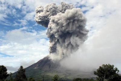 В Индонезии вновь извергается Синабунг