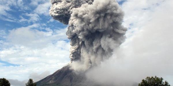 В Индонезии вновь извергается Синабунг