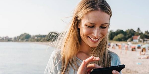 Психологи советуют отправляться в отпуск без мобильных устройств