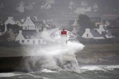 Предрождественский шторм обрушился на побережье Франции и Великобритании