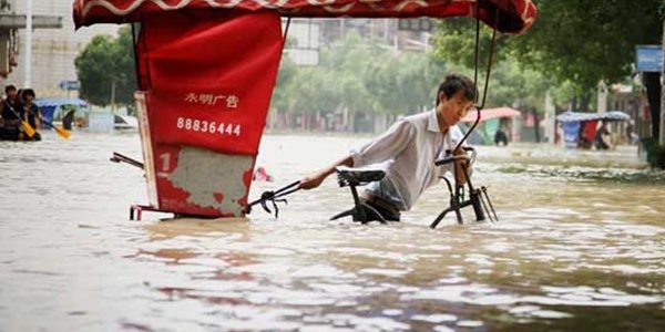  Дожди вызвали наводнения, сели и оползни в Китае (ВИДЕО)