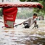  Дожди вызвали наводнения, сели и оползни в Китае (ВИДЕО)