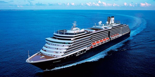 Сегодня во Владивостоке сразу два круизных лайнера одновременно