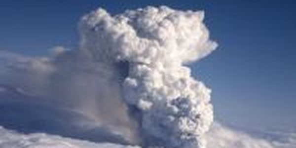 Извержение вулкана в Исландии сделало невозможным авиасообщение в Европе 