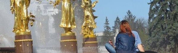 В парках Москвы установили душевые кабины и раздают воду