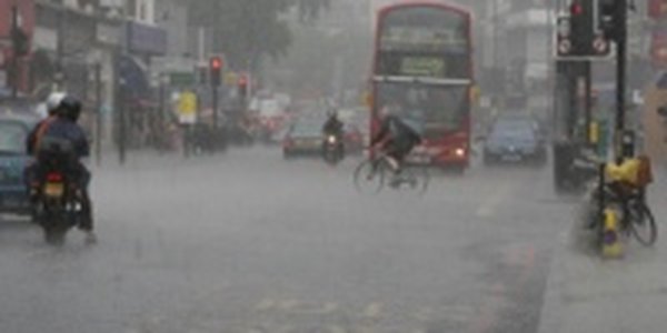 На разговоры о погоде британец тратит полгода жизни