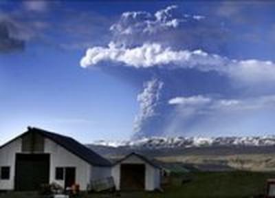 Над Исландией вновь поднялся гигантский столб дыма