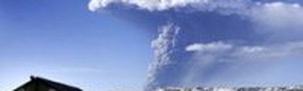 Над Исландией вновь поднялся гигантский столб дыма