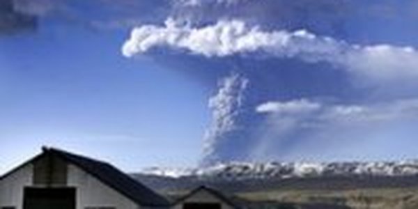 Над Исландией вновь поднялся гигантский столб дыма