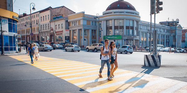 Во Владивостоке появились «солнечные» пешеходные переходы