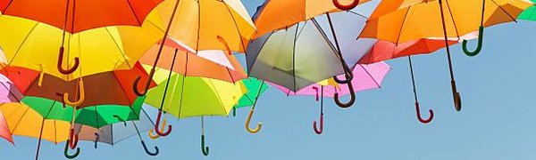 В Турции мужчина улетел на зонте во время порыва ветра (ВИДЕО)