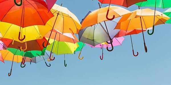 В Турции мужчина улетел на зонте во время порыва ветра (ВИДЕО)