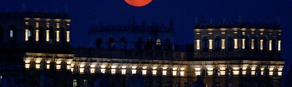 Жители Земли наблюдали «клубничную» суперлуну