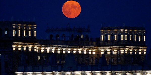 Жители Земли наблюдали «клубничную» суперлуну