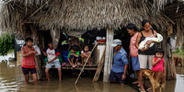 Селевой поток обрушился на поселок в Боливии