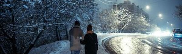 Из-за снега пешеходов и автолюбителей Владивостока просят соблюдать осторожность