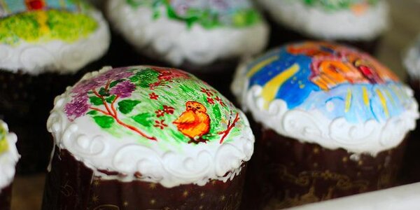 Можно ли самостоятельно освятить куличи и как встретить Пасху дома?