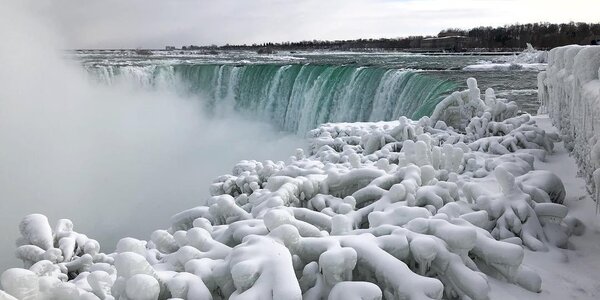 Ниагарский водопад покрылся льдом (ВИДЕО)