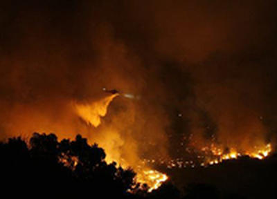 Лесные пожары в Калифорнии угрожают спалить 10 тысяч жилых домов (ФОТО)