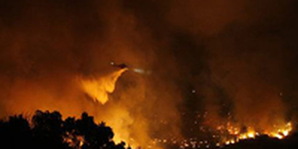 Лесные пожары в Калифорнии угрожают спалить 10 тысяч жилых домов (ФОТО)