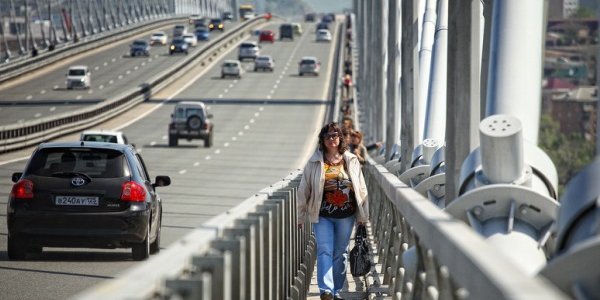 Во Владивостоке запретили движение пешеходов по Золотому мосту