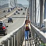 Во Владивостоке запретили движение пешеходов по Золотому мосту
