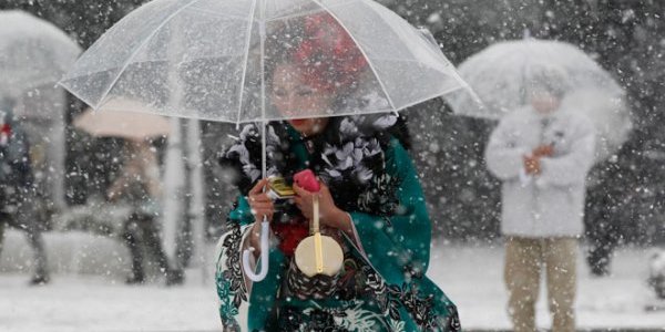 На японском острове Хоккайдо выросли двухметровые сугробы