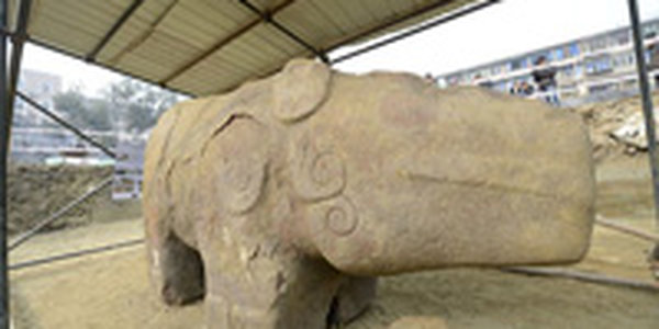 Китайские археологи нашли восьмитонную статую неизвестного животного