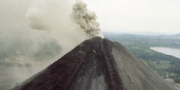 Карымский вулкан выбрасывает пепел на 6 км