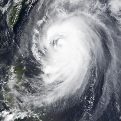 К юго-восточным берегам Китая смещается тайфун «NIDA»