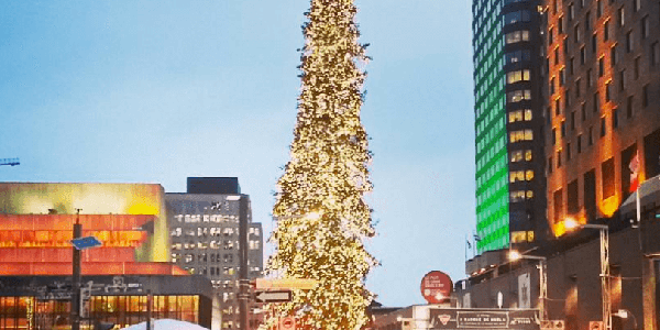 В Монреале установили «самую уродливую» ёлку