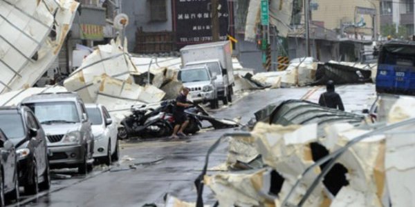 Тайфун «Соуделор» обрушил рекордные ветры на столицу Тайваня