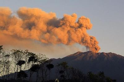 Вулкан Раунг вновь нарушает планы путешественников
