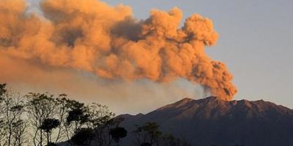 Вулкан Раунг вновь нарушает планы путешественников