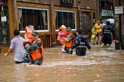 В Китае спасатели борются с мощными наводнениями