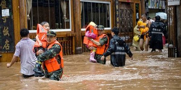 В Китае спасатели борются с мощными наводнениями