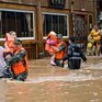 В Китае спасатели борются с мощными наводнениями