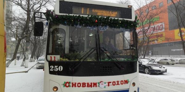 Во Владивостоке на линию вышел новогодний троллейбус