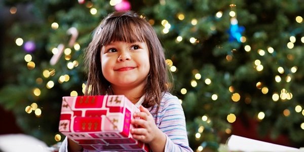 Во Владивостоке начали вручать новогодние подарки детям