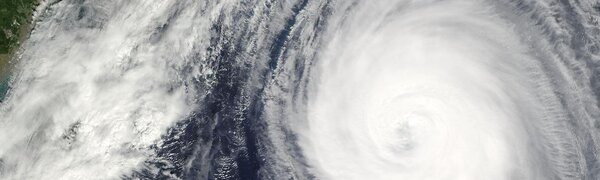 Тайфун «Чаба» обрушил проливные дожди и ураганный ветер на Южный Китай и разломал пополам судно с 30 членами экипажа