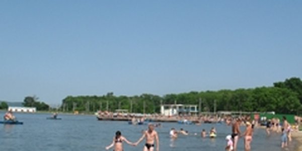 Жители Приморья любят отдыхать на грязных пляжах