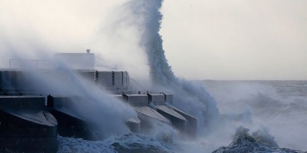 К берегам Японии приближается тайфун «Фанфон»