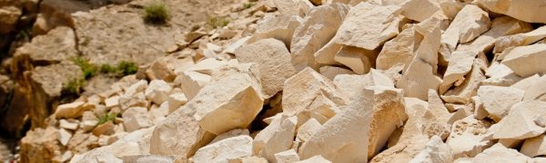 На индонезийском острове Ява на отдыхающих рухнула скала